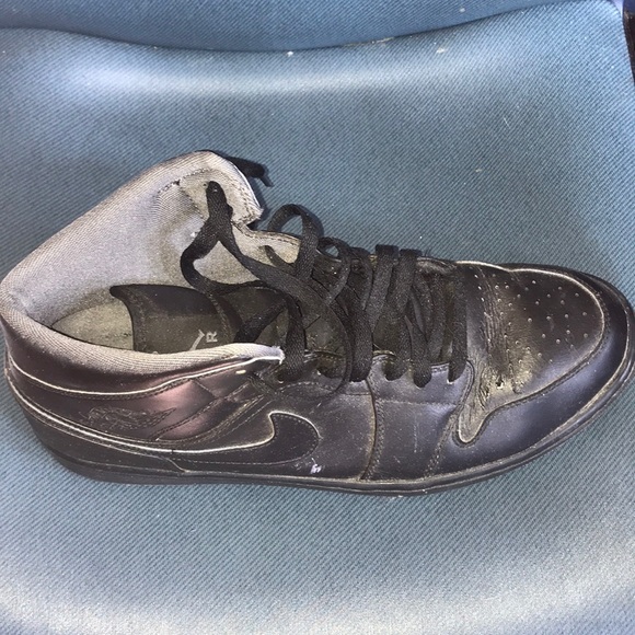 Air Jordan 1s Mid Men Shoes - Picture 3 of 4